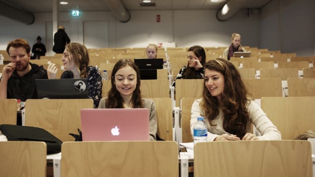 Waarom vrouwelijke studenten het nog steeds moeilijk hebben op de b&egrave;tafaculteit